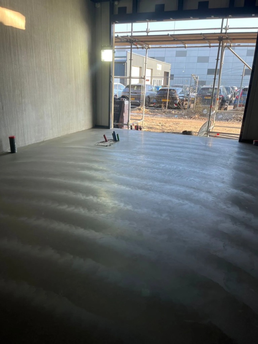Afgewerkte betonvloer in bedrijfshal