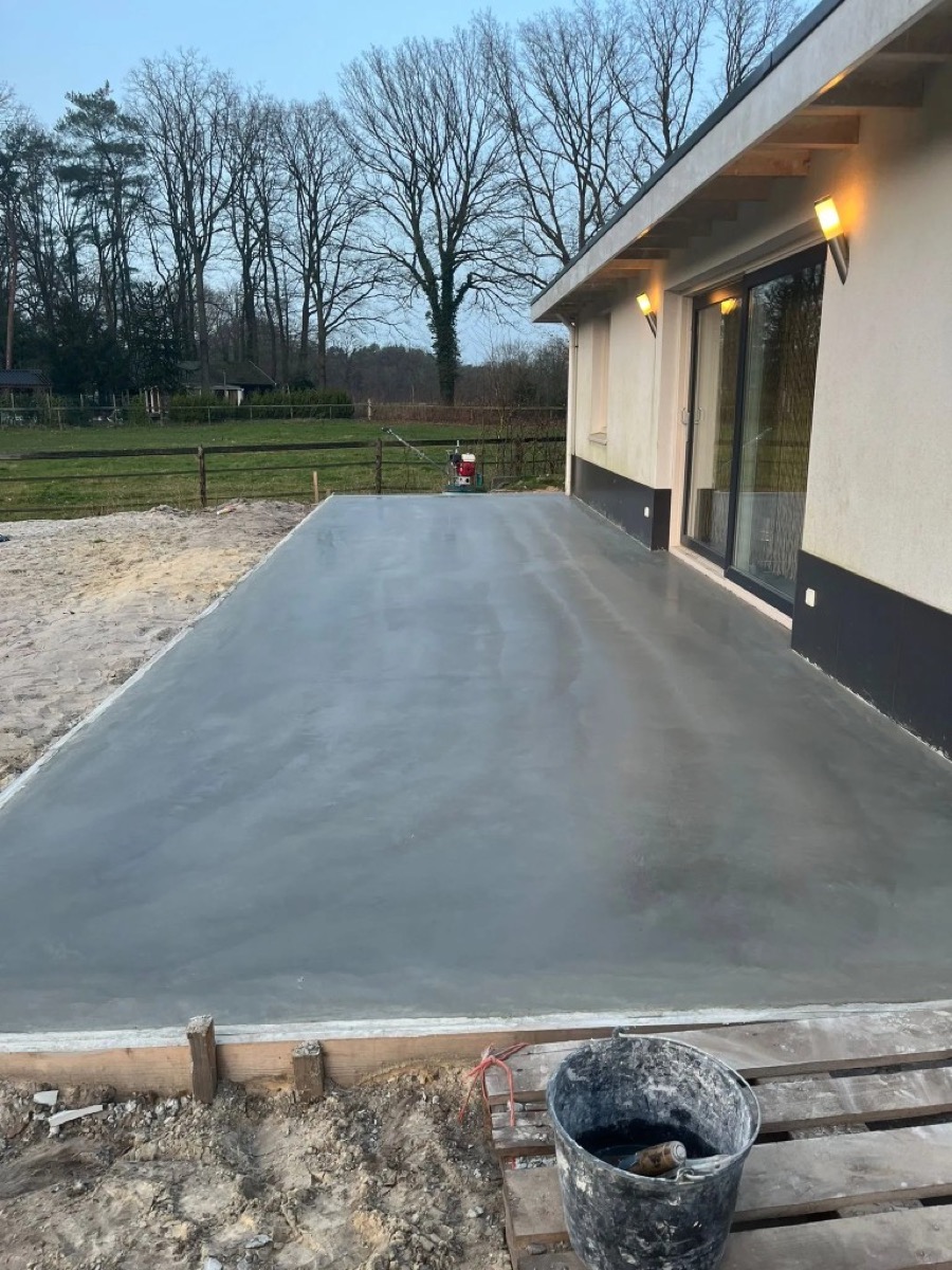 Betonnen terras bij een woning in Nederland